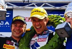 En motorsportförare höjer upp en pokal. (AI text)