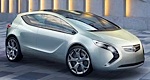 En framtida bil står parkerad i en parkeringsplats. (AI text)