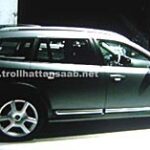 En bil är parkerad på en scen. (AI text)