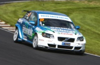 En Volvo V40 RS3 tävlar på en racerbana. (AI text)