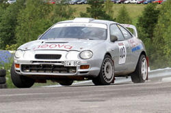 En Toyota RSX rallybil kör på en bana. (AI text)