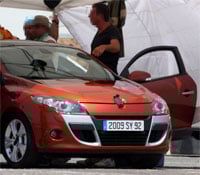 En Renault Clio står parkerad i en parkeringsplats. (AI text)