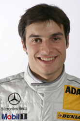 En racerförare i en Mercedes-Benz racingdräkt (AI text)