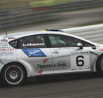 En racebil kör på en bana. (AI text)