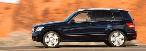 Mercedes GLK-fordon kör på en ökenväg. (AI text)