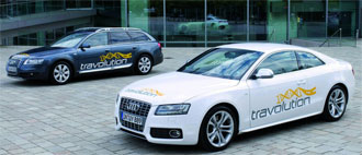 Två Audi A4 parkerade framför ett byggnad. (AI text)