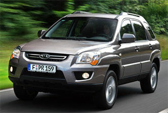 En silverfärgad SUV kör längs en väg. (AI text)