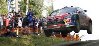 En rallybil hoppas över en skara åskådare. (AI text)