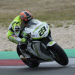 En motorsportförare på en bana (AI text)