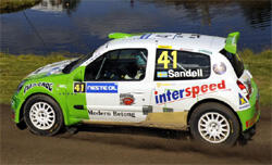 En rallybil kör på en grusväg. (AI text)