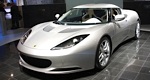 En Lotus Evora parkerad i en utställningslokal. (AI text)