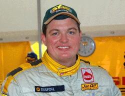 En racerförare i ett gult racerförarkläder (AI text)