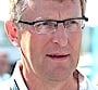 En man i glasögon och ett vitt skjortäkle (AI text)