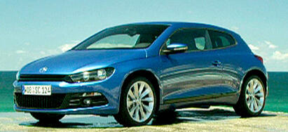 En blå Volkswagen CC parkerad på en strand. (AI text)