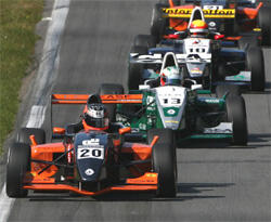 en grupp racingbilar på en bana (AI text)