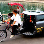 En grupp personer cyklar och en liten bil. (AI text)