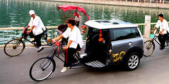 En grupp personer cyklar och en liten bil. (AI text)