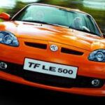 En bil kör ner en väg. (AI text)