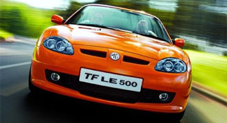 En bil kör ner en väg. (AI text)