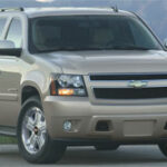 En Chevrolet Suburban parkerad vid en vägkant. (AI text)