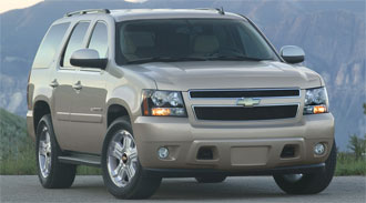 En Chevrolet Suburban parkerad vid en vägkant. (AI text)