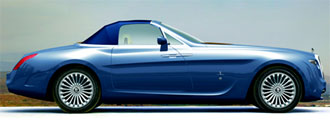 En blå Rolls-Royce cabriolet parkerad i ett garage. (AI text)