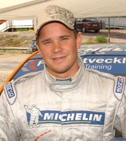 En racerkör klädd i rallykläder (AI text)