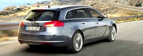 En bil körer nedför en väg. (AI text)