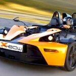 En bil kör ner en väg. (AI text)