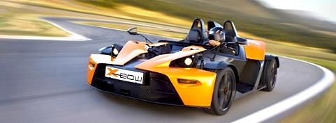 En bil kör ner en väg. (AI text)