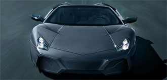 En Lamborghini Aventador S kör på en motorväg. (AI text)