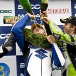 En motorcykelpilot fester med en flaska bubbelvinstomat (AI text)
