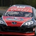 en racer bil som kör på en bana (AI text)