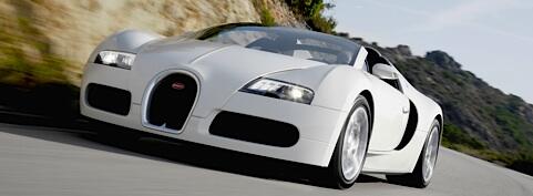 En vit Bugatti Veyron kör nerför en bergsvidja. (AI text)