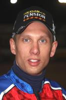 en racecarförare i ett rött och blått förkläde (AI text)