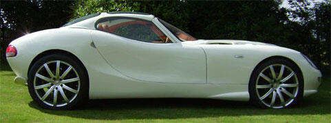 En vit sportbil parkerad på en gräsmatta. (AI text)