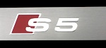 En silversvit och röd emblem med nummer 5 på det. (AI text)