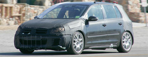 En Volkswagen Golf GTI upptäcktes körande längs en gata. (AI text)