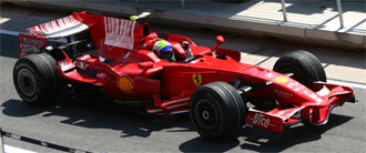 En Ferrari F1-bil kör på en bana. (AI text)