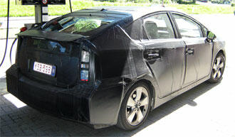 En Toyota Prius parkerad vid en bensinstation. (AI text)
