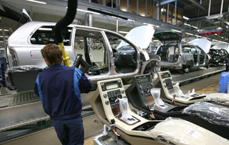 En biltillverkningslinje på en fabrik (AI text)