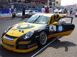 En Porsche 911 GT3 RS parkerad på en racerbana. (AI text)