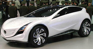 En vit bil visas upp på en bilmesse. (AI text)