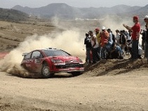 En rallybil kör nerför en grusväg. (AI text)