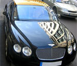 En Bentley Continental GT parkerad på en parkeringsplats. (AI text)