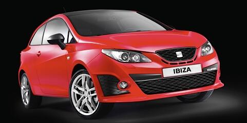 En röd bil mot en mörk bakgrund. (AI text)