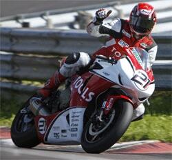 en racerbilförare på en motorcykel (AI text)