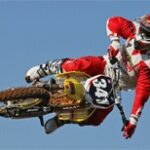 En dirtbikeförare i luften (AI text)