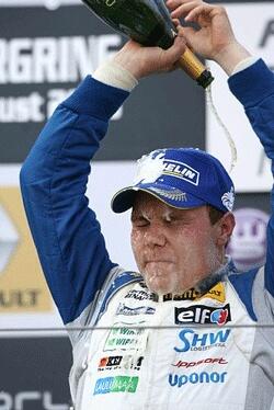 En racerförare fester efter att ha vunnit loppet. (AI text)