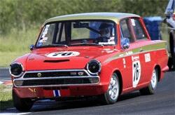 En racebil kör nedför banan. (AI text)